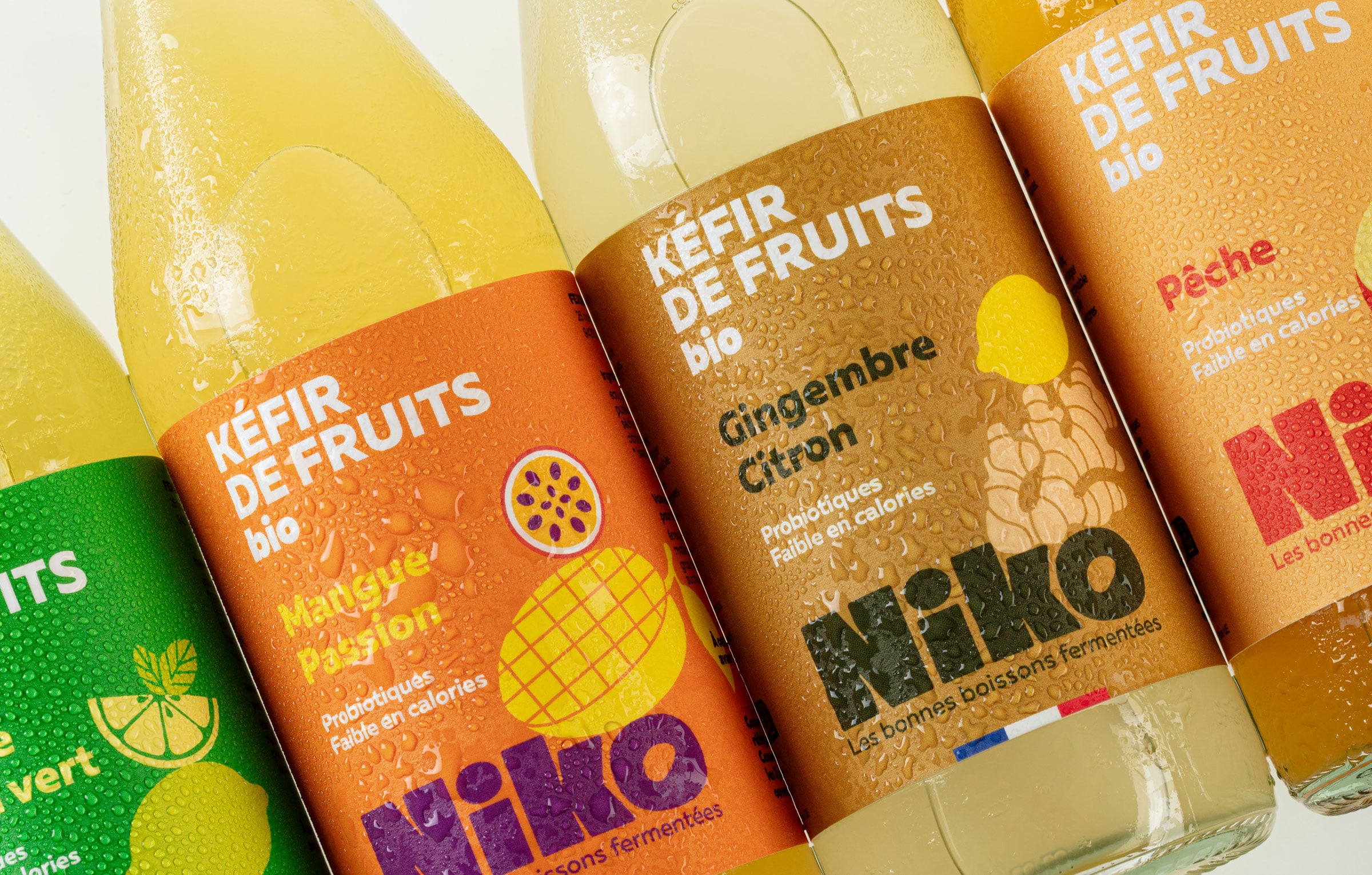 Détail des bouteilles de kéfir de fruits bio Niko avec les saveurs mangue passion, gingembre citron et pêche