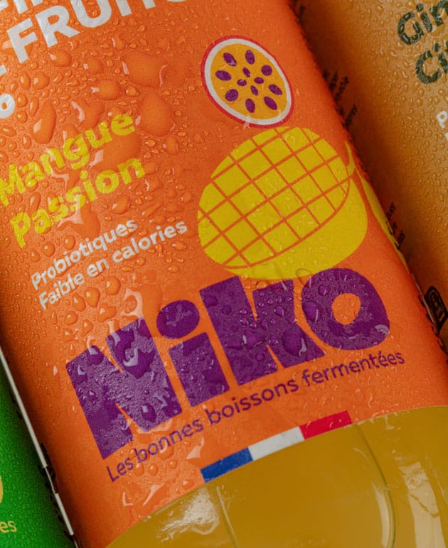 Zoom sur l’étiquette d’une bouteille de kéfir de fruits Niko mangue passion