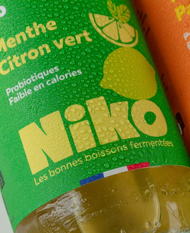 Zoom sur l’étiquette d’une bouteille de kéfir de fruits Niko menthe citron vert