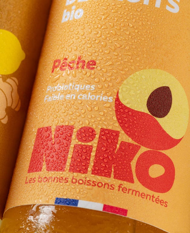 Zoom sur l’étiquette d’une bouteille de kéfir de fruits Niko pêche